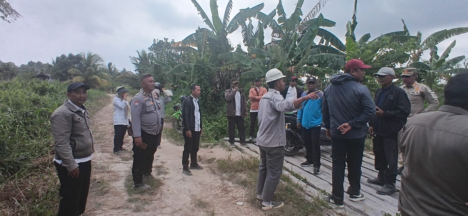 Peninjauan Lapangan Terkait Komplain Warga Atas Pemasangan Tiang Listrik Di Lahan Warga